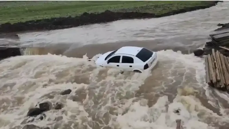 Siverek'te sel suları otomobili dereye sürükledi, yolcular faciadan kıl payı kurtuldu