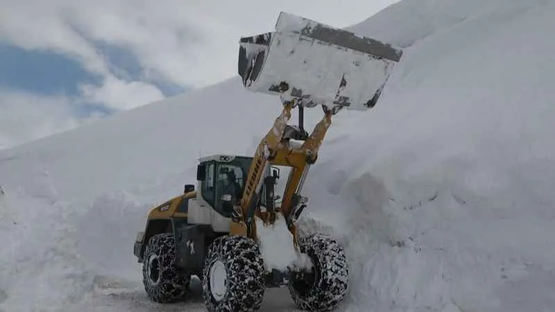 Muş'ta kar kalınlığı 4 metreye ulaştı