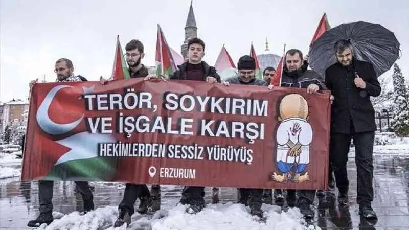 Sağlıkçılar Gazze için sessiz yürüyüşlerini sürdürüyor