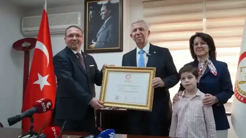 Mansur Yavaş mazbatasını aldı