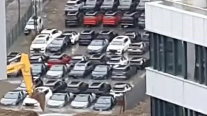 Lüks araçlar suya gömüldü