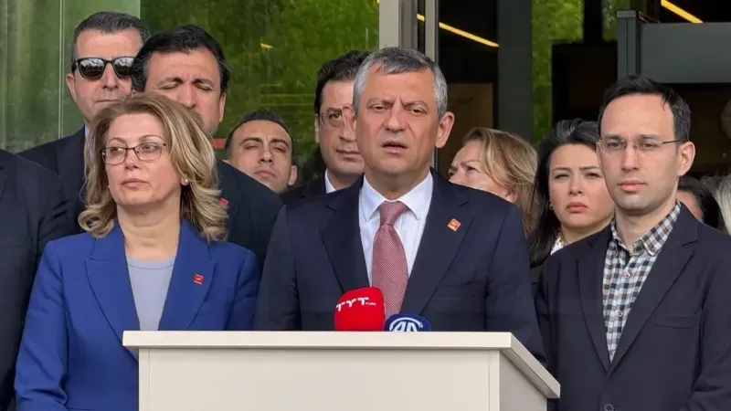 Özgür Özel, Sırrı Süreyya Önder’i hastanede ziyaret etti