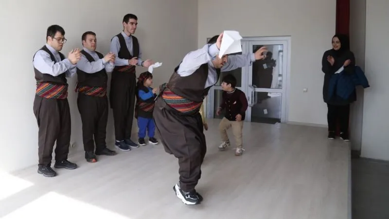 Down Sendromlu Halay Ekibi Coşturdu