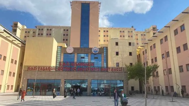 Hemşire yanlışlıkla bebeğin parmağını kesti