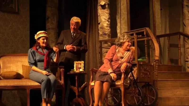 Nevra Serezli yeni oyunuyla tekrar sahnelerde