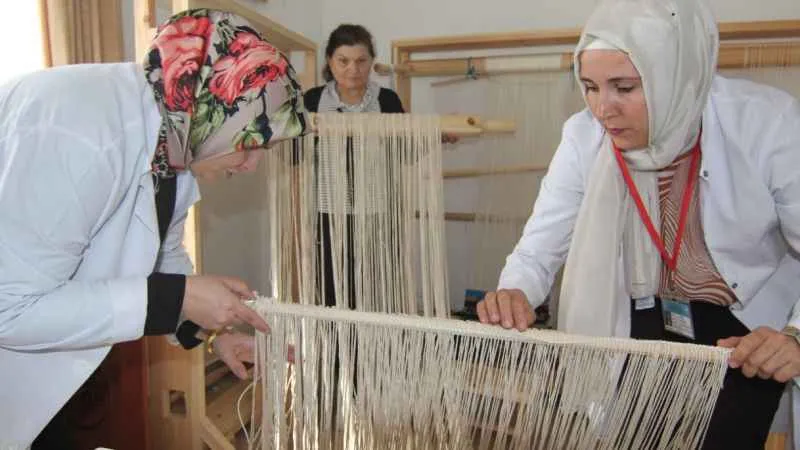 Asırlık miras kilimler yeniden dokunuyor