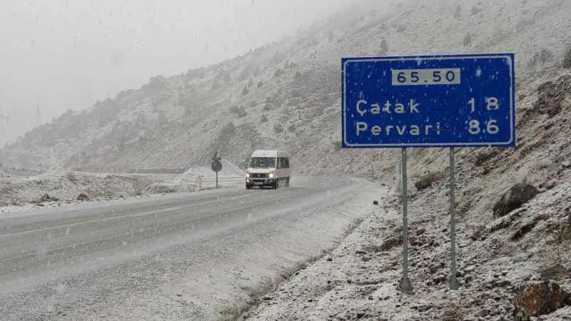 Yaza 5 kala Van'da Kar yağışı