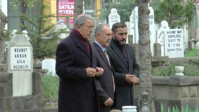 Bakan Akar, aile kabristanını ziyaret etti