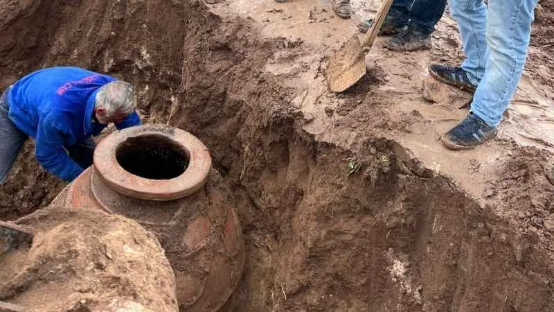 Kayseri'de sürülen tarladan tarihi küp çıktı