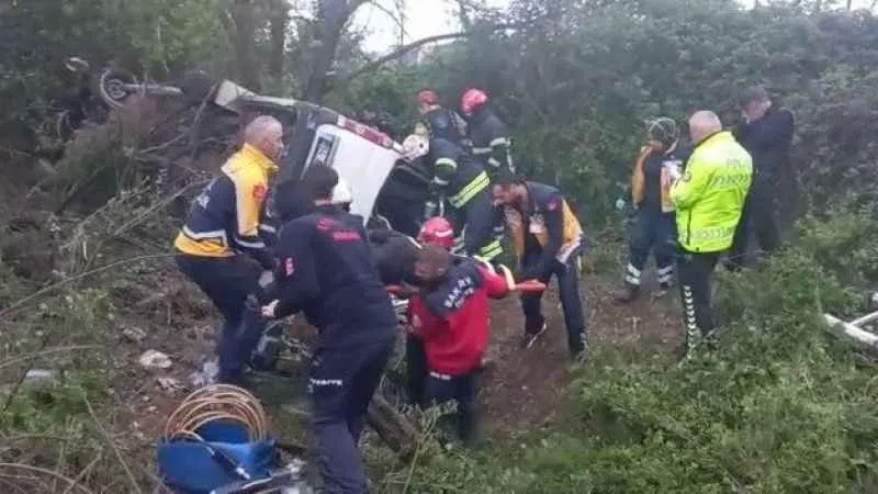 TEM'de minibüs devrildi: 13 yaralı