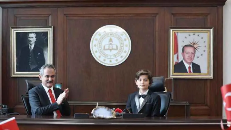 Bakan Özer koltuğunu devretti