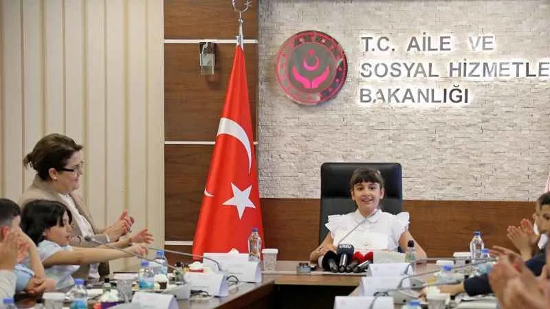 Aile ve Sosyal Hizmetler Bakanı koltuğunu depremzede Havva Nil'e teslim etti