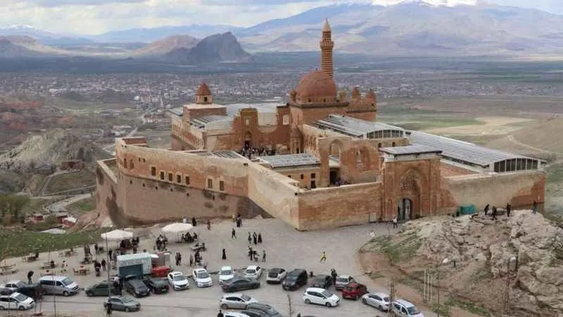 İshak Paşa Sarayı ziyaretçi akınına uğradı