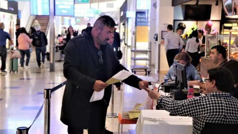Tatilciler oy vermek için havalimanına koştu