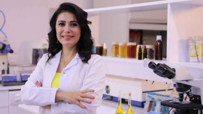 Sivilce ve aknelere arı zehri ve propolis