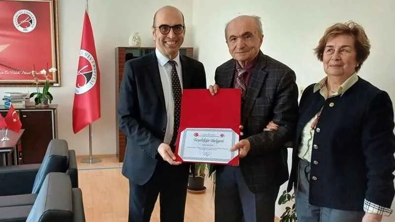 Ünlü yazar, koleksiyonunu üniversiteye bağışladı