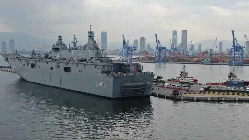 TCG Anadolu İzmir'de ziyaretçi akınına uğruyor