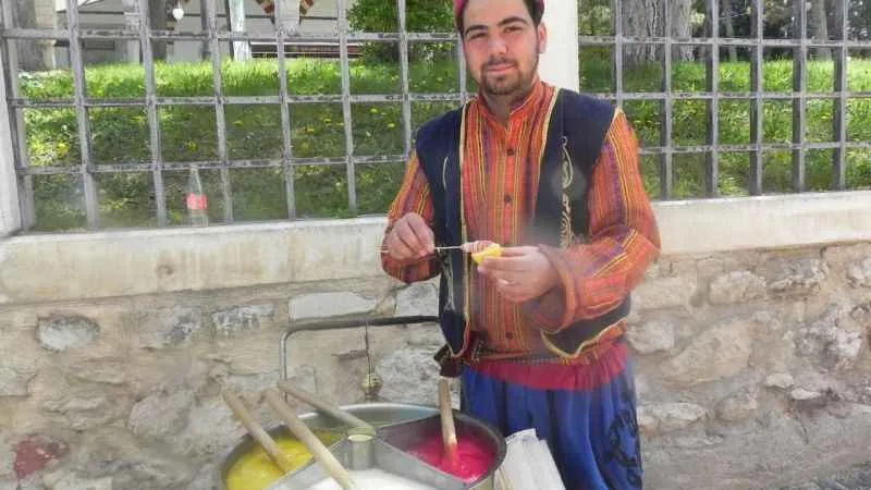 Macun geleneğini sokaklarda yaşatıyor