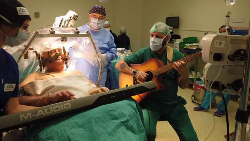 Beyin pili ile piyano notalarına hayat veriyor