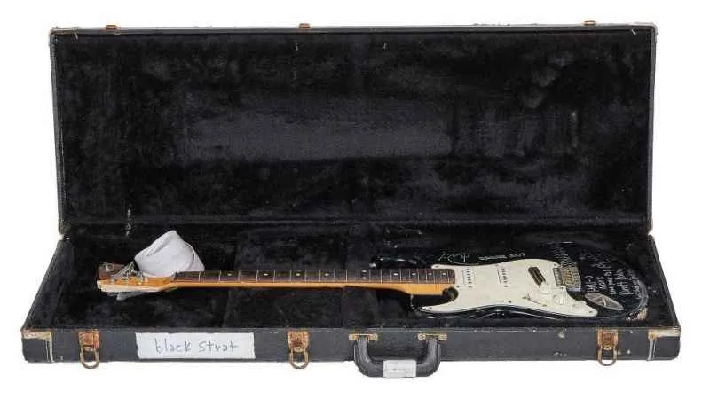 Kurt Cobain’in parçaladığı gitara rekor fiyat
