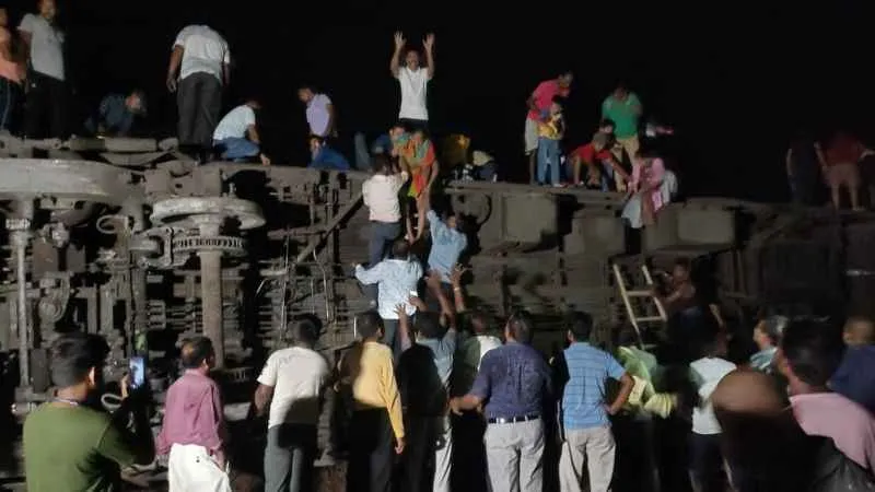 Hindistan’da tren kazası: 50 ölü