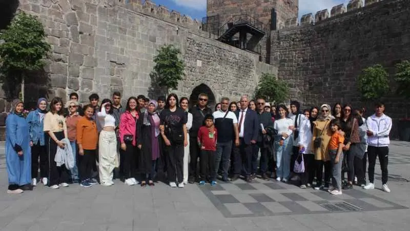 Depremzede öğrenciler Kayseri’yi gezdi