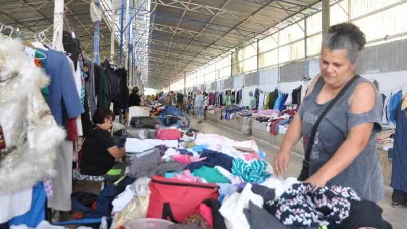 Pazarda kazanıyor sokak hayvanlarına harcıyor