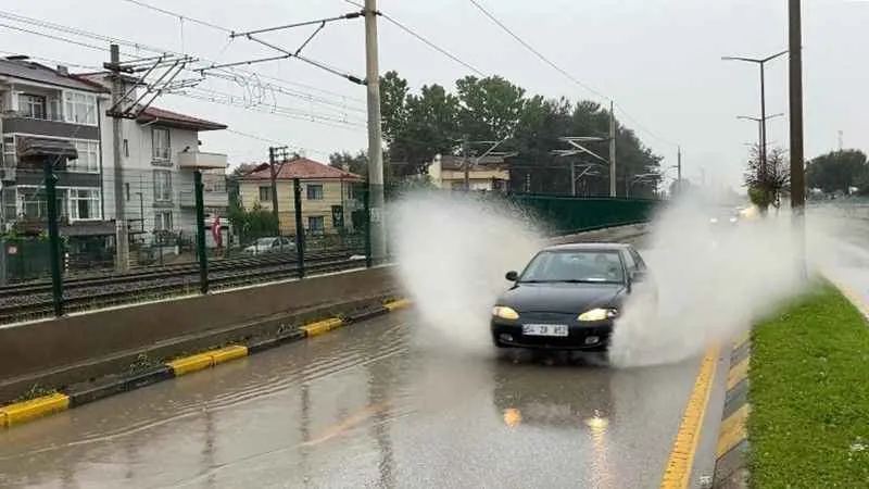 Sakarya’da sağanak yağış etkili oluyor