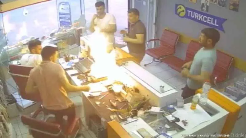 Cep telefonu bomba gibi patladı