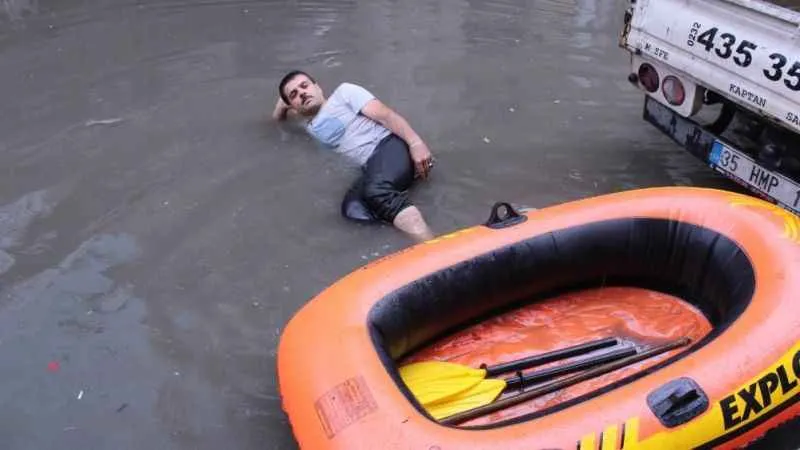 İzmir'deki su baskınlarında aynı manzara