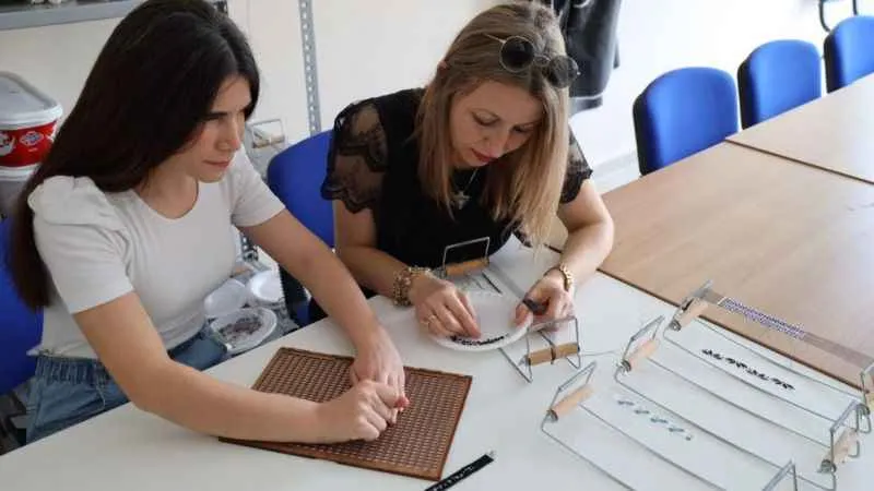 Görme engelli takı tasarımcısından muhteşem eserler