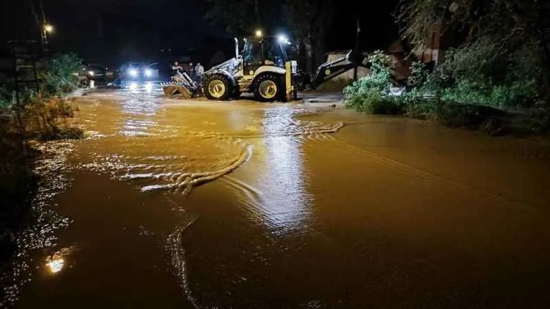 Amasya’da sağanak nedeniyle gölet taştı, sokaklar dereye döndü