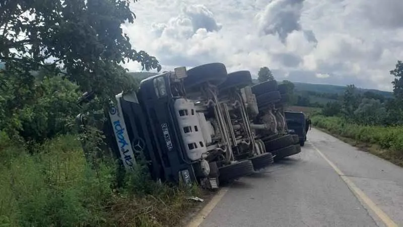 Beton mikseri kontrolden çıkıp devrildi