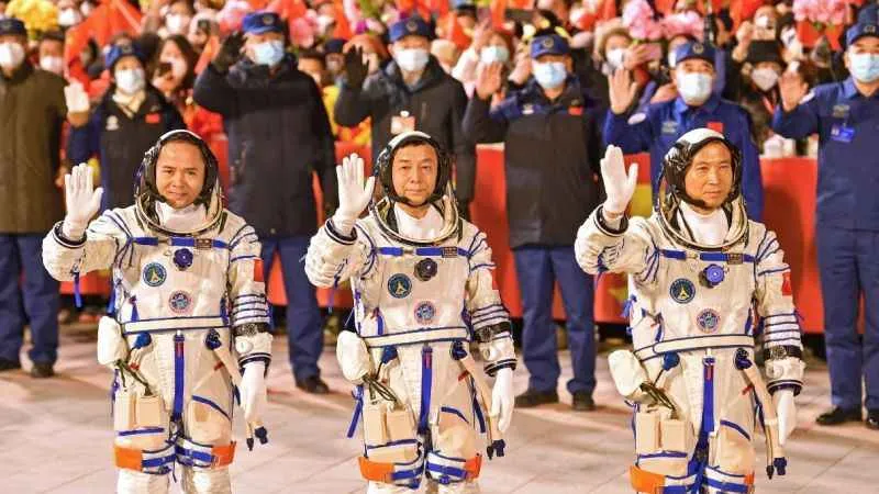 Çinli astronotlar 6 ay sonra dünyaya indi