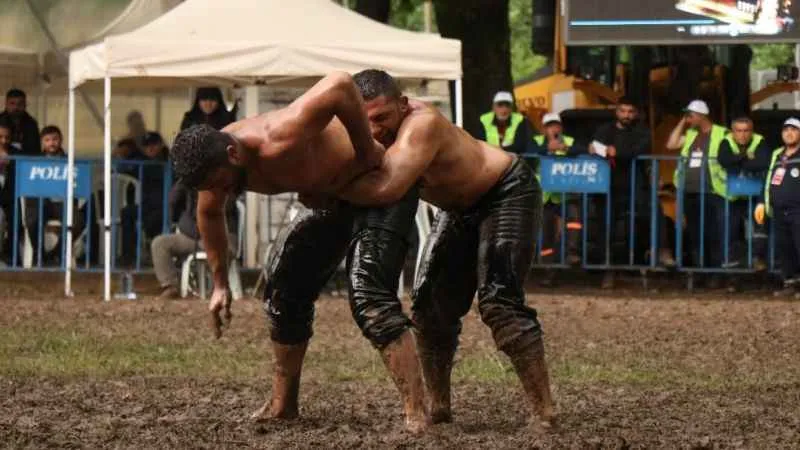 Akyazı'da başpehlivan Serdar Yıldırım oldu