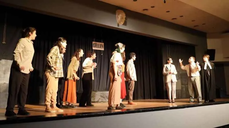 Perde ‘depremzede çocuklar’ için açıldı