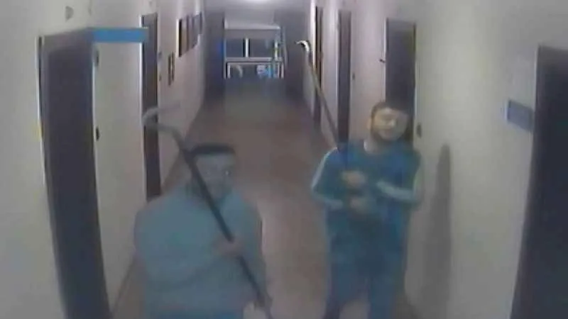 Levyelerle belediyeye saldırıp zarar verdiler