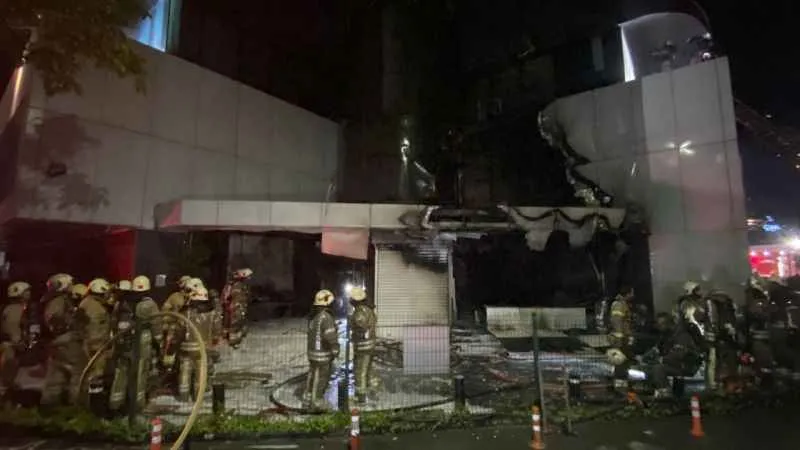 Zeytinburnu'ndaki teknoloji mağazası alev alev yandı