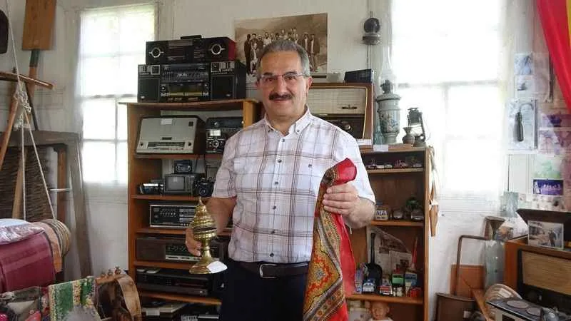 20 yılda topladığı eşyalarla evini müzeye çevirdi