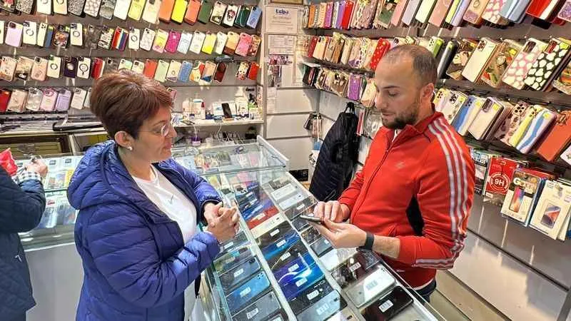 Sıfır telefon alamayanlar tamircilere koşuyor