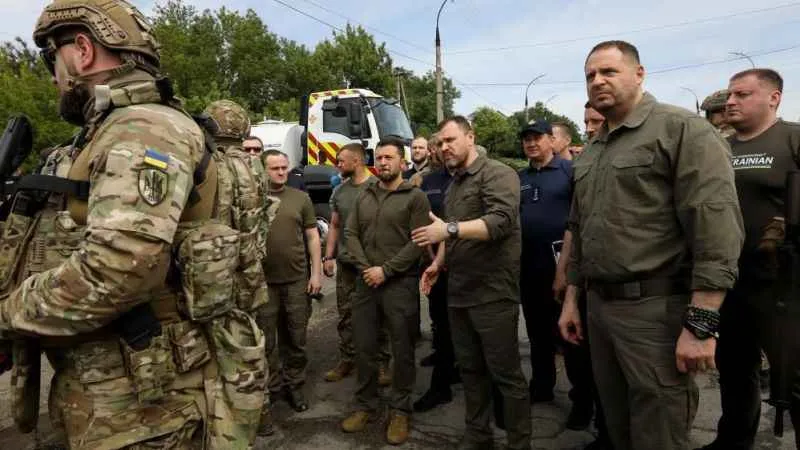 Zelenskiy’den hidroelektrik santralinin vurulduğu Herson’a ziyaret