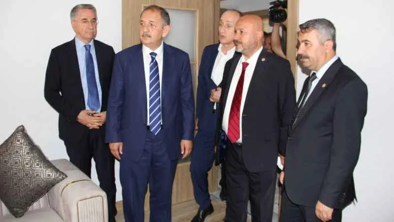 Bakan Özhaseki, örnek daireyi ve inşaatları inceledi