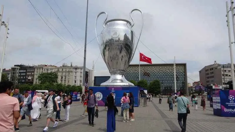 Taksim Meydanı’ndaki UEFA Şampiyonlar Ligi kupası maketine yoğun ilgi