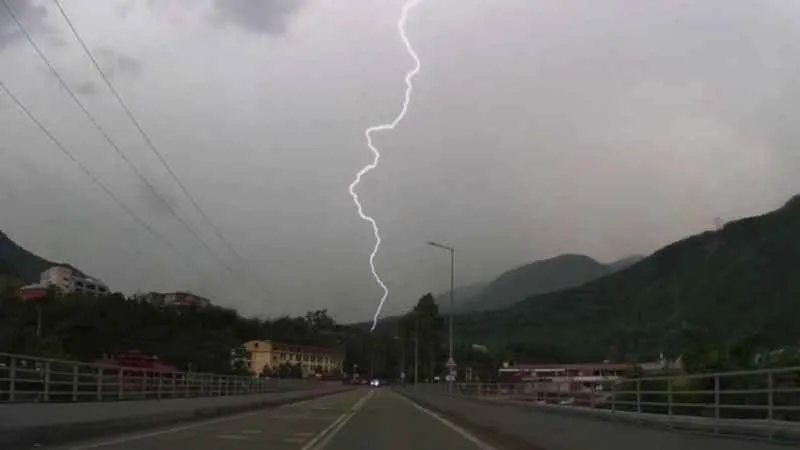 Artvin’de yıldırım düşme anı araç kamerasına yansıdı