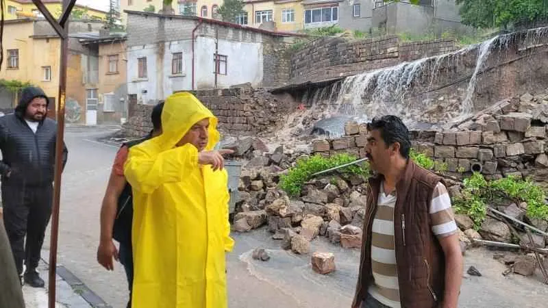 Kayseri'de sağanak sele dönüştü, bazı iş ve evleri su bastı