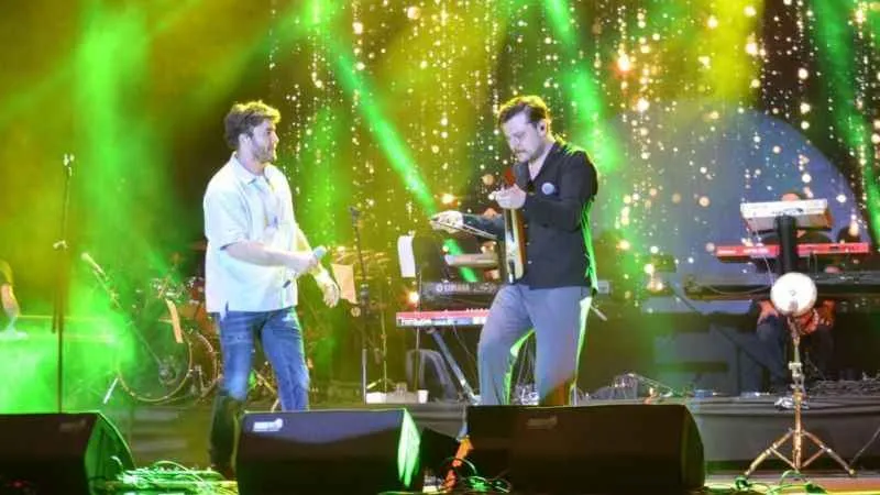 Tekirdağ'da ünlüler geçidi: 400 bin kişilik konsere yıldız yağdı