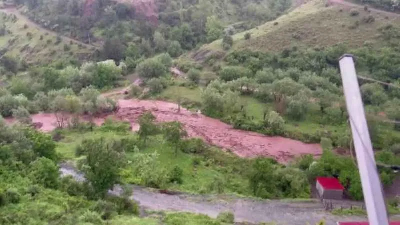 Sivas’ta meydana gelen selde mahsur kalan 9 kişiyi ekipler kurtardı