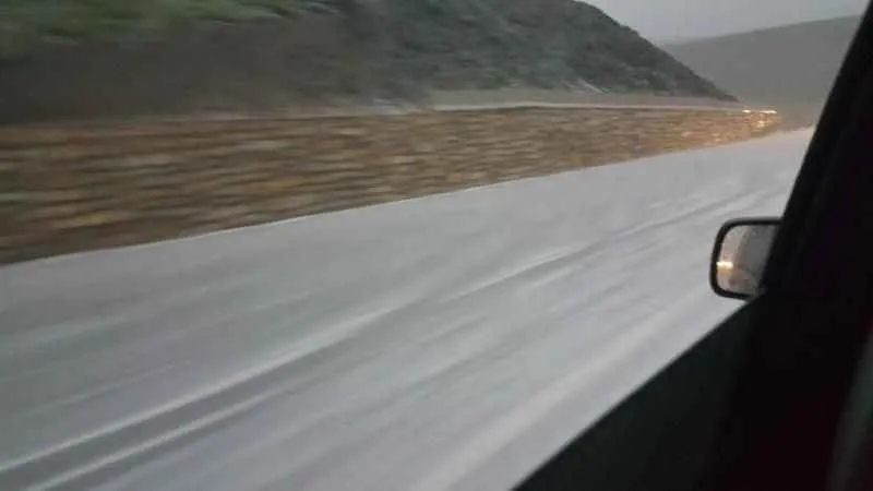 Erzincan'da dolu yağışı yolu beyaza büründürdü