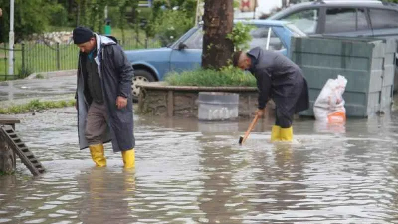 Konya'da sağanak yağış caddeleri göle çevirdi