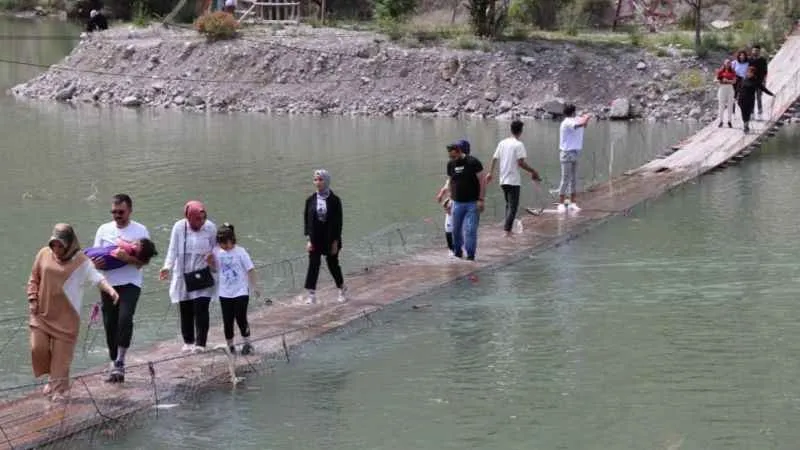 Bu tahta köprüden geçmek yürek ister